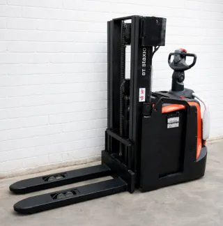 Apilador Eléctrico BT con plataforma abatible