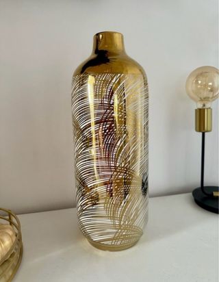 Jarrón Decorativo Dorado y Blanco de gran estilo.