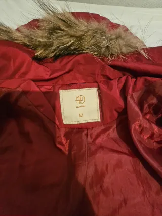 Chaqueta acolchada con capucha y pelo