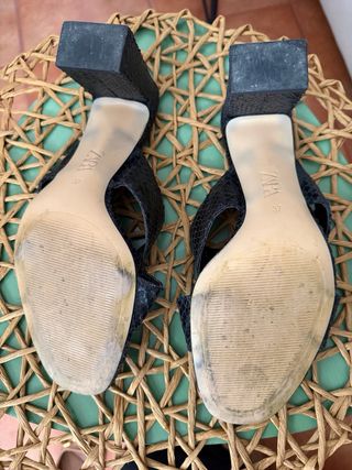 Sandalias tacón Zara negras piel serpiente
