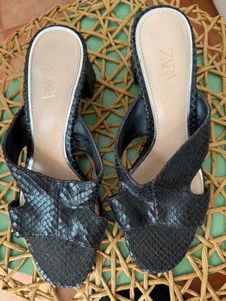Sandalias tacón Zara negras piel serpiente