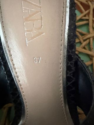Sandalias tacón Zara negras piel serpiente