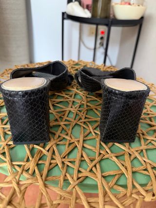 Sandalias tacón Zara negras piel serpiente