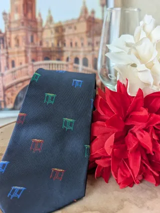 Corbata azul con estampado de mesas de feria