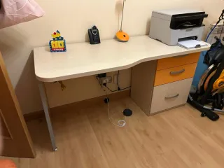 Mesa de estudio con cajonera beige y naranja