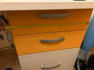 Mesa de estudio con cajonera beige y naranja