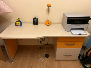 Mesa de estudio con cajonera beige y naranja