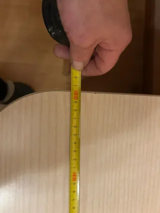 Mesa de estudio con cajonera beige y naranja