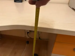 Mesa de estudio con cajonera beige y naranja