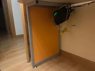 Mesa de estudio con cajonera beige y naranja