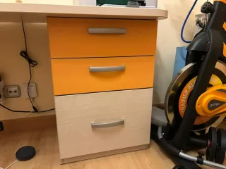 Mesa de estudio con cajonera beige y naranja