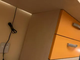 Mesa de estudio con cajonera beige y naranja