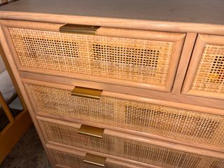 Cómoda de madera y ratán
