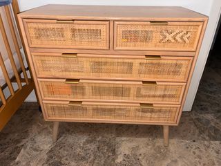 Cómoda de madera y ratán
