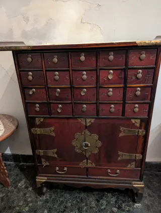 Mueble Chino con Cajones y Detalles Dorados