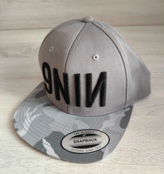 Gorra Yupoong 9NIN Militar Camuflaje Gris