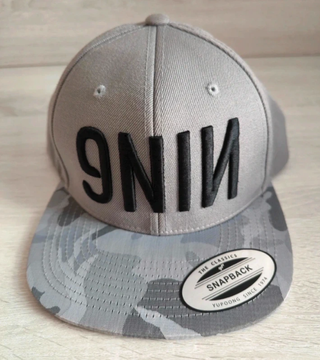 Gorra Yupoong 9NIN Militar Camuflaje Gris