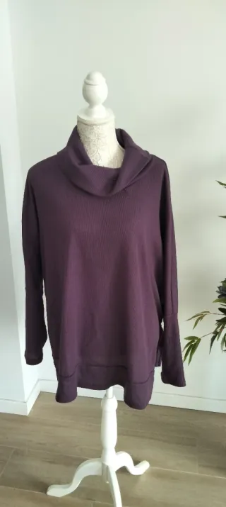 Camiseta Morada Cuello Alto Talla Única