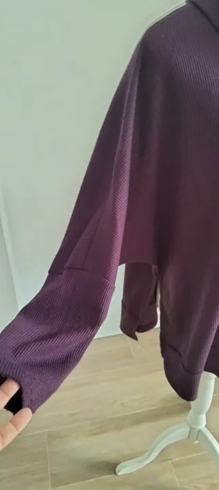 Camiseta Morada Cuello Alto Talla Única