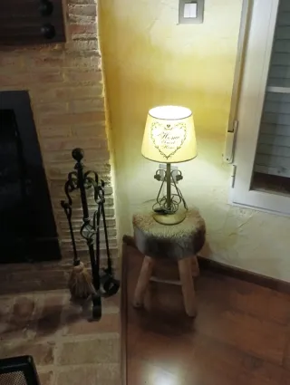 Lámpara de mesa tela beige y pie bronce