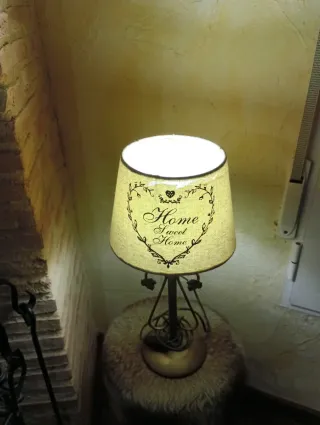 Lámpara de mesa tela beige y pie bronce