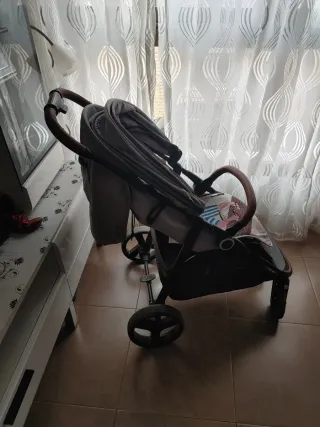 Carrito de bebé gris