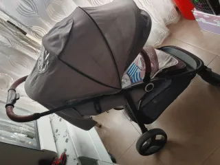 Carrito de bebé gris