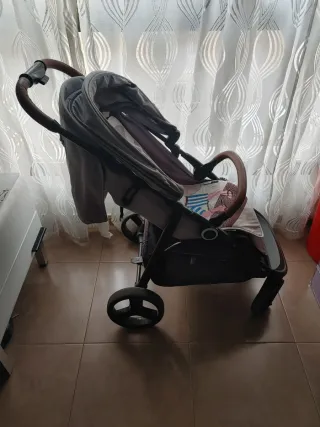 Carrito de bebé gris