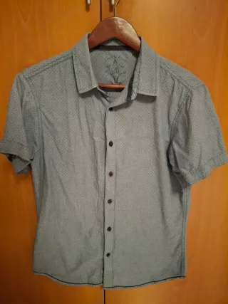 Camisa azul grisácea con puntos