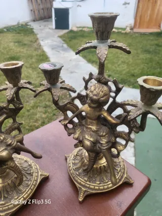 Candelabro de bronce con figura de querubín