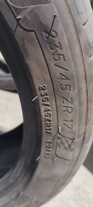 Neumáticos 235/45/17