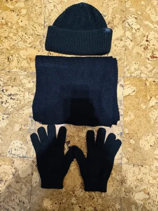 Conjunto de  invierno: gorro, bufanda y guantes
