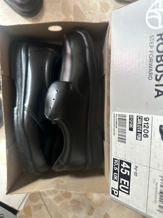 Zapatos de trabajo nuev Robusta 45E.tengo 3 pares