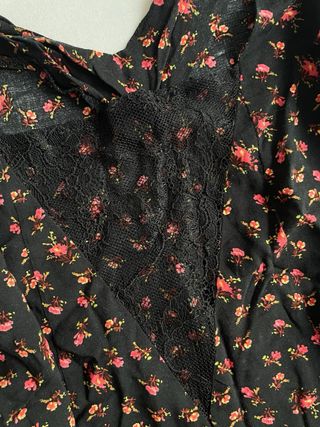 Mono corto floral con encaje negro