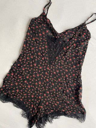 Mono corto floral con encaje negro