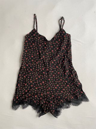 Mono corto floral con encaje negro