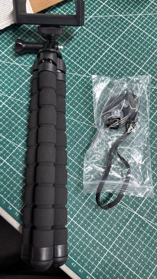 Trípode Flexible Amazon Basics + Mando