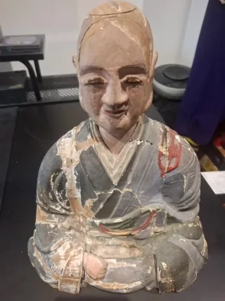 Figura antigua de madera