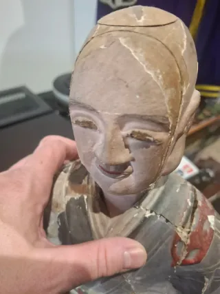 Figura antigua de madera