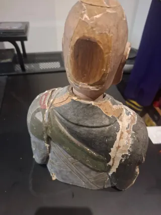 Figura antigua de madera