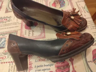 Mocasines de tacón negros y marrones