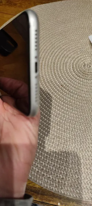 iPhone XR Apple con salvaschermo e custodia.