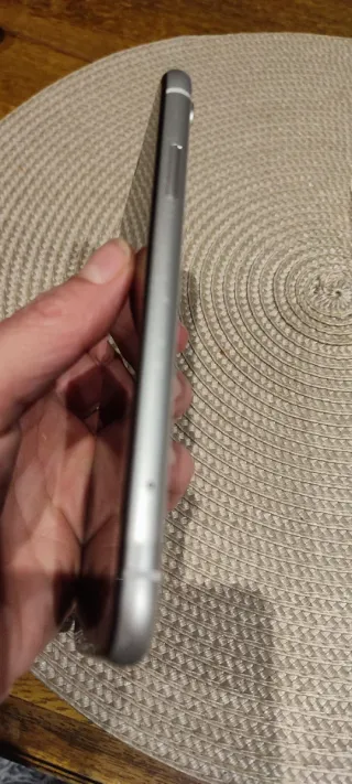 iPhone XR Apple con salvaschermo e custodia.