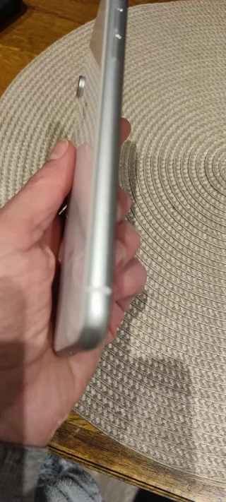 iPhone XR Apple con salvaschermo e custodia.