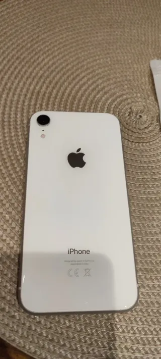 iPhone XR Apple con salvaschermo e custodia.