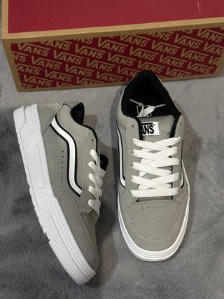 Zapatillas Vans grises y blancas