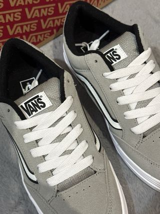 Zapatillas Vans grises y blancas