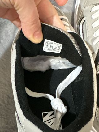 Zapatillas Vans grises y blancas