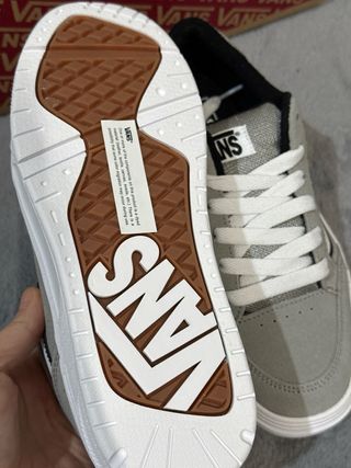 Zapatillas Vans grises y blancas