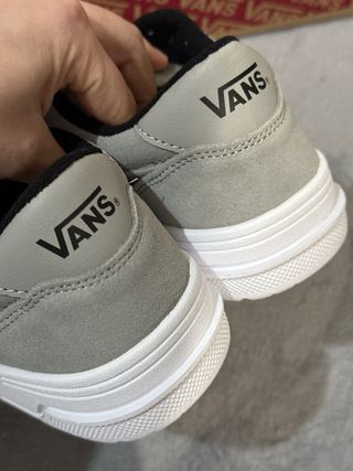 Zapatillas Vans grises y blancas